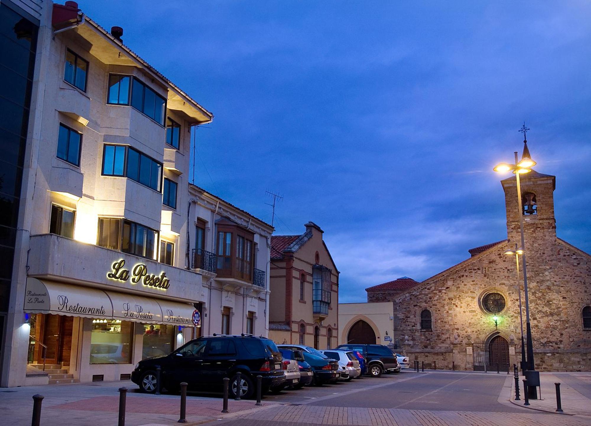 Hotel Restaurante La Peseta Асторга Екстериор снимка