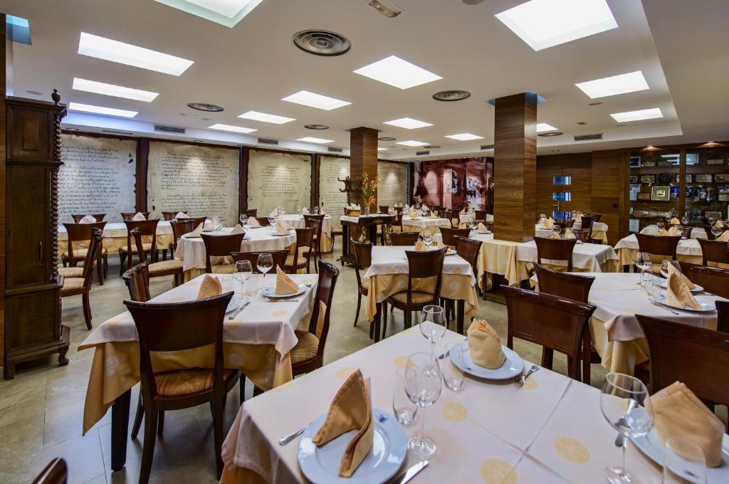 Hotel Restaurante La Peseta Асторга Екстериор снимка